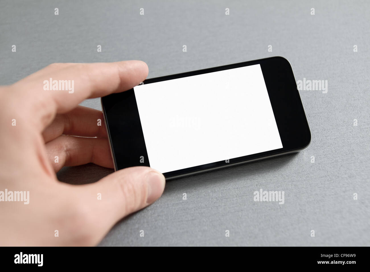 Mann Hand zeigt mobile Smartphone mit leeren Bildschirm. Stockfoto