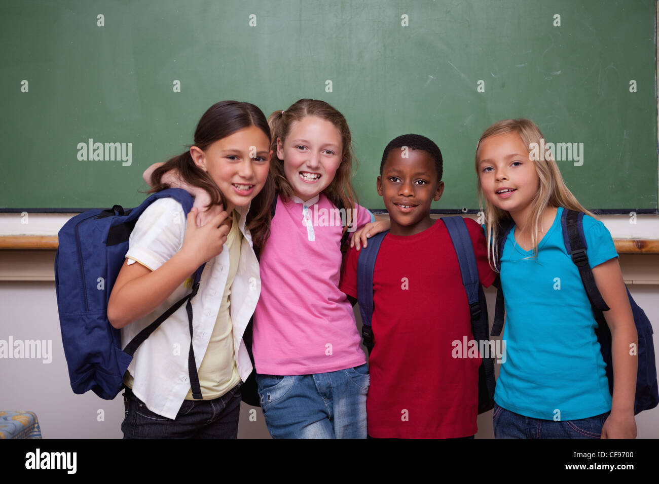 Klassenkameraden gemeinsam posieren Stockfoto