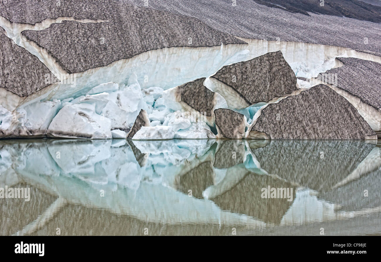 Gletscher Eis und Reflexionen im Schmelzwasser, Island Asche aus Vulkanausbrüchen, Fimmvörduháls von Eyjafjallajökull Stockfoto