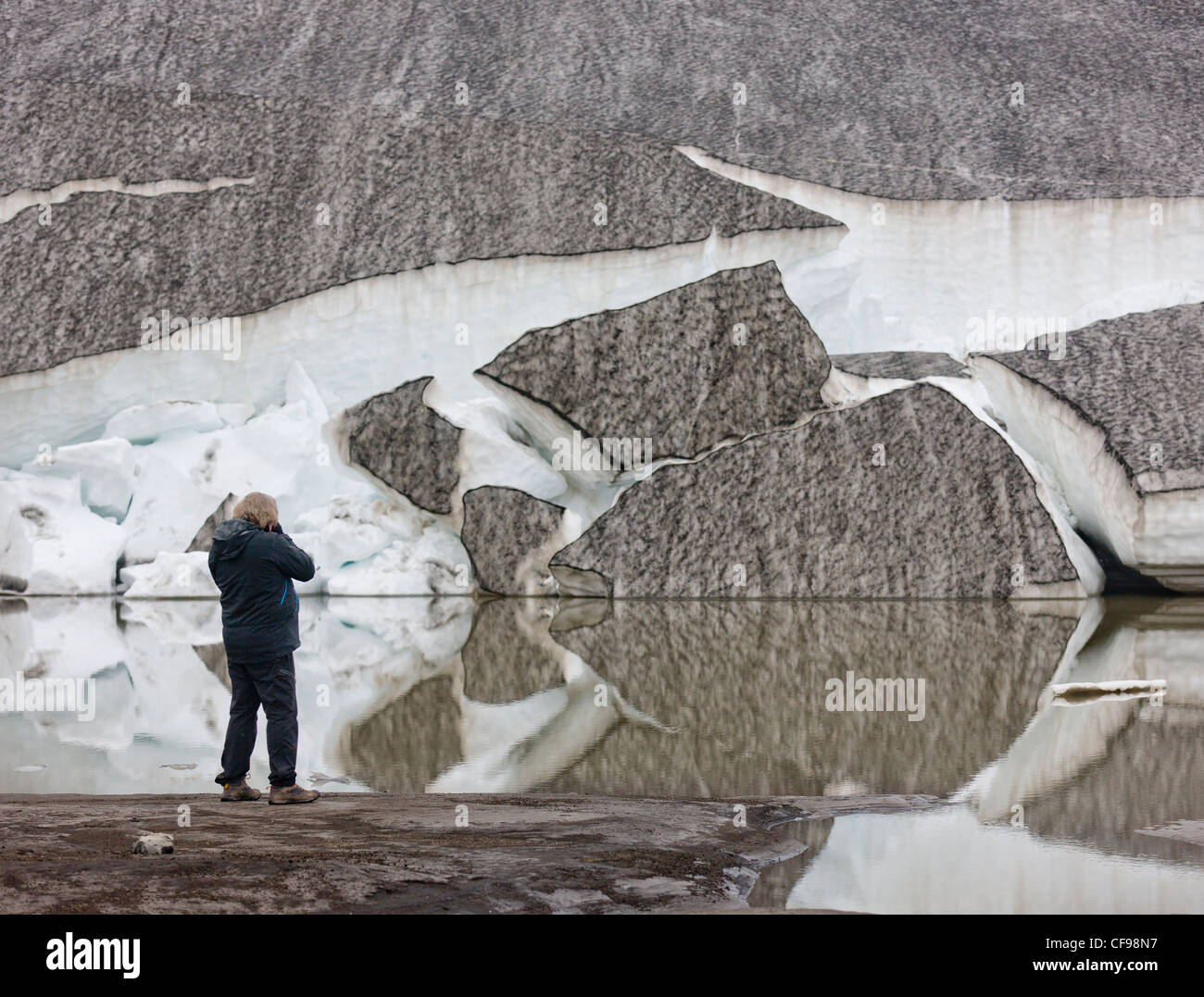 Gletscher Eis und Reflexionen im Schmelzwasser, Island Asche aus Vulkanausbrüchen, Fimmvörduháls Eyjafjallajokull zu fotografieren Stockfoto
