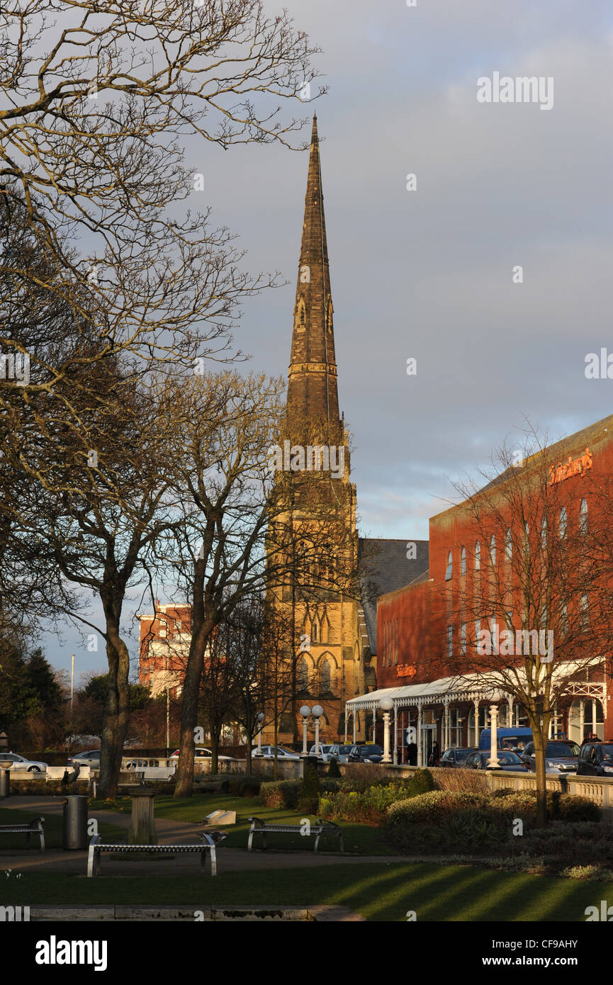 Spire of Saint George's Church, Lord Street, Southport, England, Großbritannien.. St. Georges ist eine aktive United Reform Church und ein denkmalgeschütztes Gebäude mit 2 Denkmalschutz Stockfoto