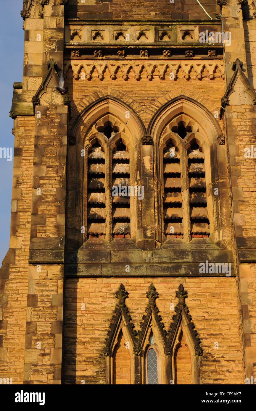 Detail der Glockenturm-Eröffnungen der St. George's Church, Lord Street, Southport, England, Großbritannien. St. George's ist eine aktive Vereinigte Reformkirche Stockfoto