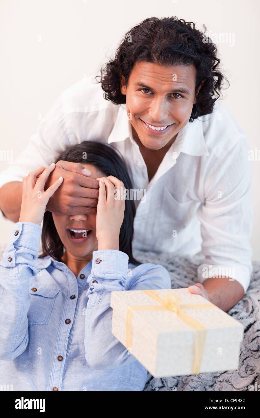 Männchen haben eine Überraschung für seine Freundin Stockfotografie Alamy