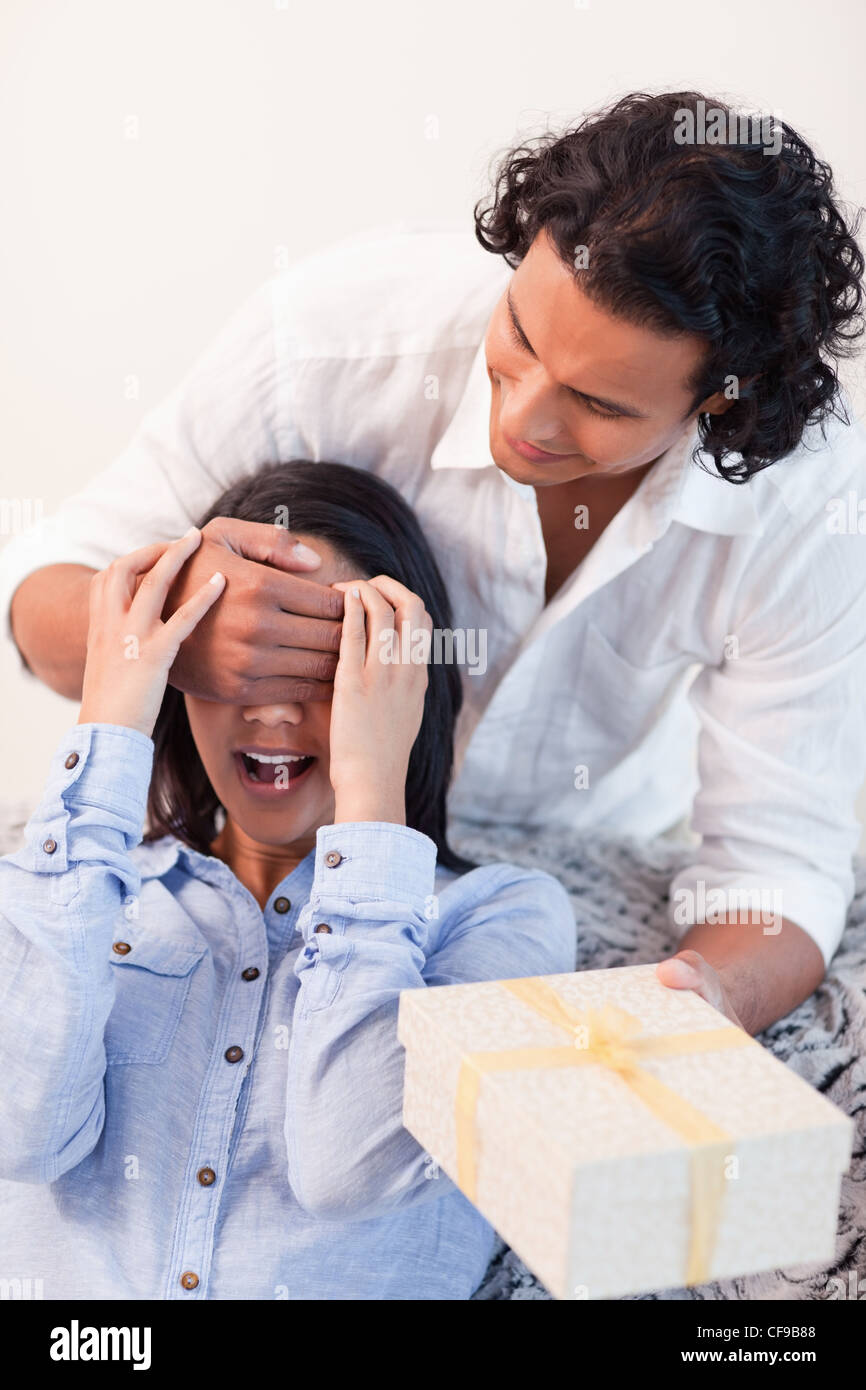 Männchen haben eine kleine Überraschung für seine Freundin Stockfotografie Alamy