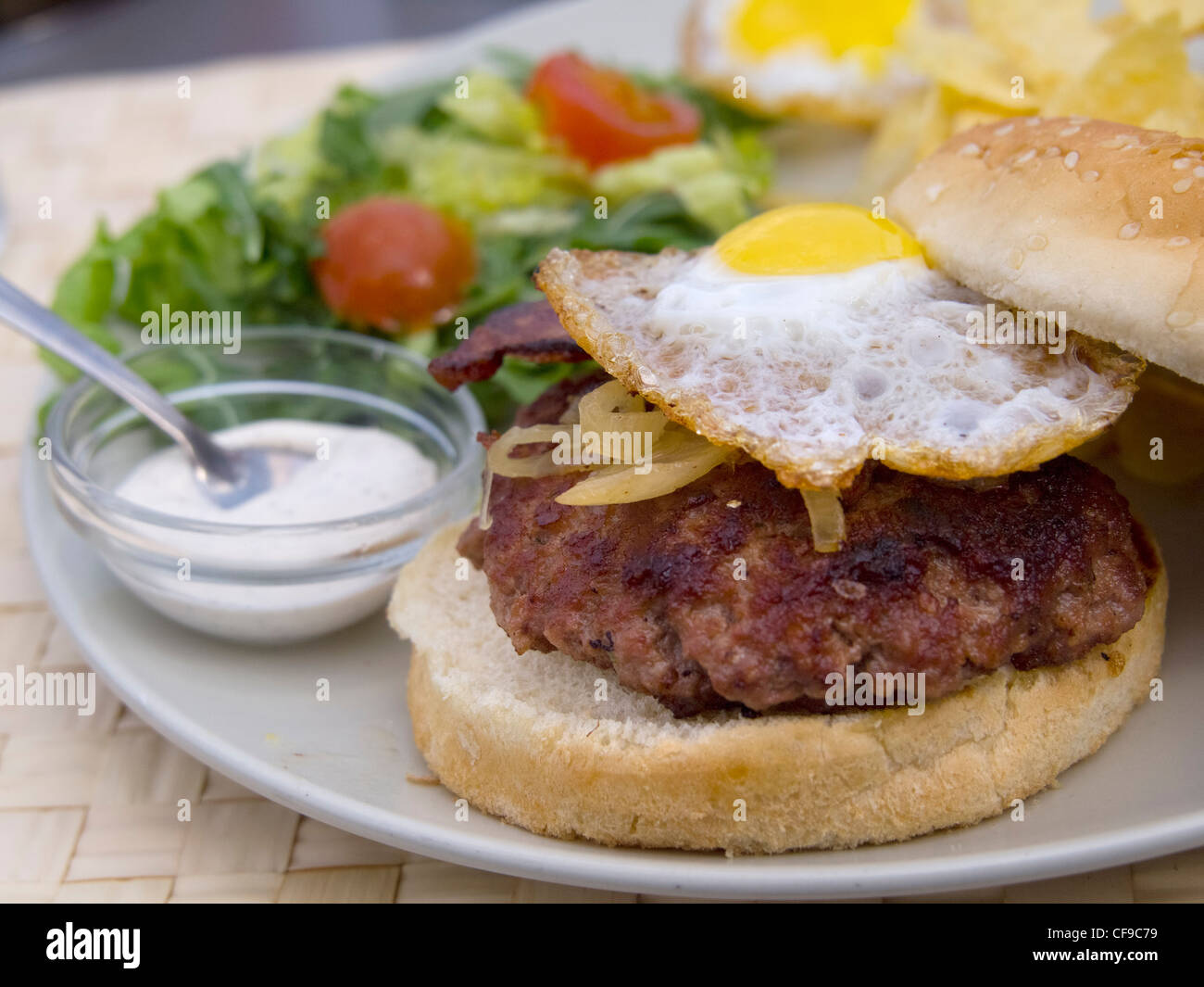 Gegrillte Hamburger mit Spiegelei und Salat Stockfoto