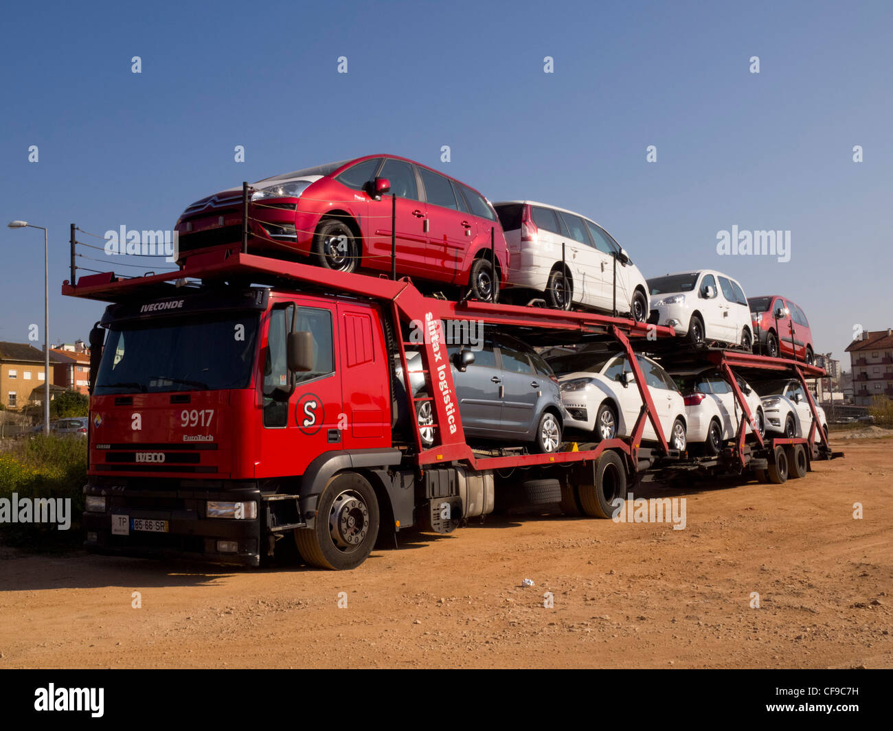 Autotransport-LKW tragen Neuwagen zu liefernden Stockfoto