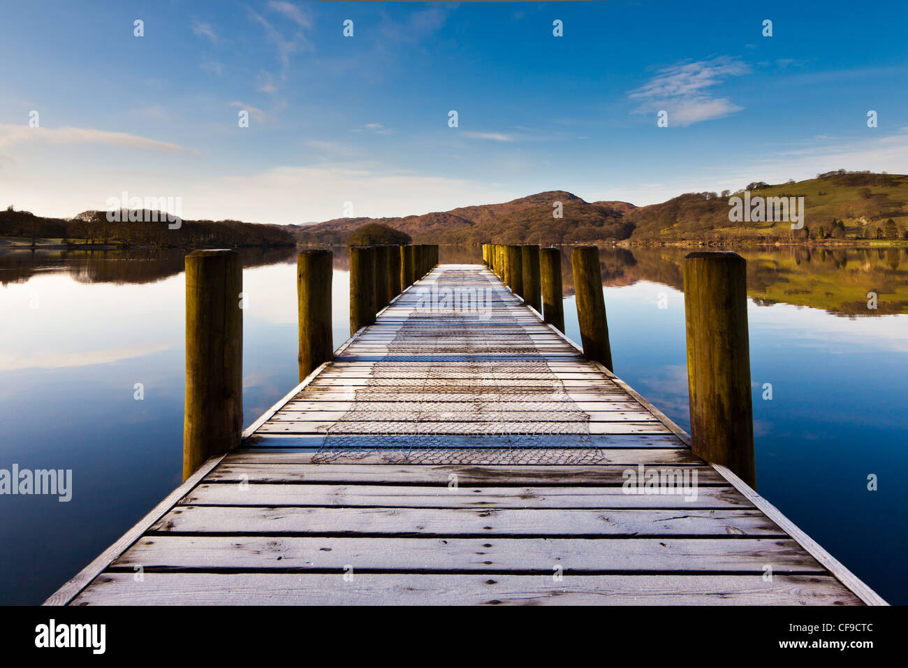 Stehend auf einem Steg über Coniston Water im englischen Lake District Stockfoto