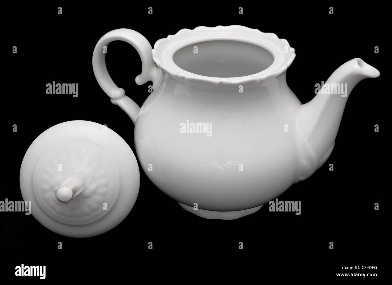 Weiße Porzellan Teekanne auf dem schwarzen Hintergrund gelegt. Stockfoto