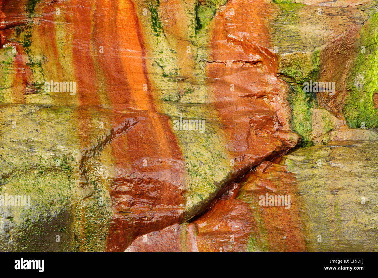 Rock-Gesicht zeigt Eisen wird durch Grundwasser ausgewaschen und Färbung der umliegende Felsen. Stockfoto