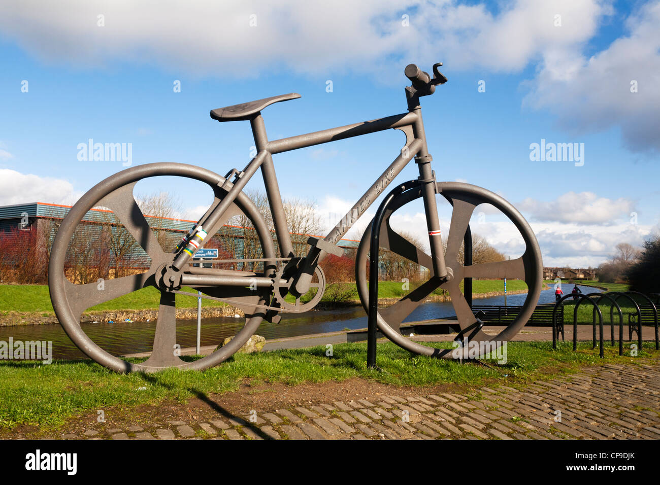 Gigantische Statue benannt das Bankies Bike, entworfen von dem Künstler John Crosby, Clydebank, Schottland. Stockfoto