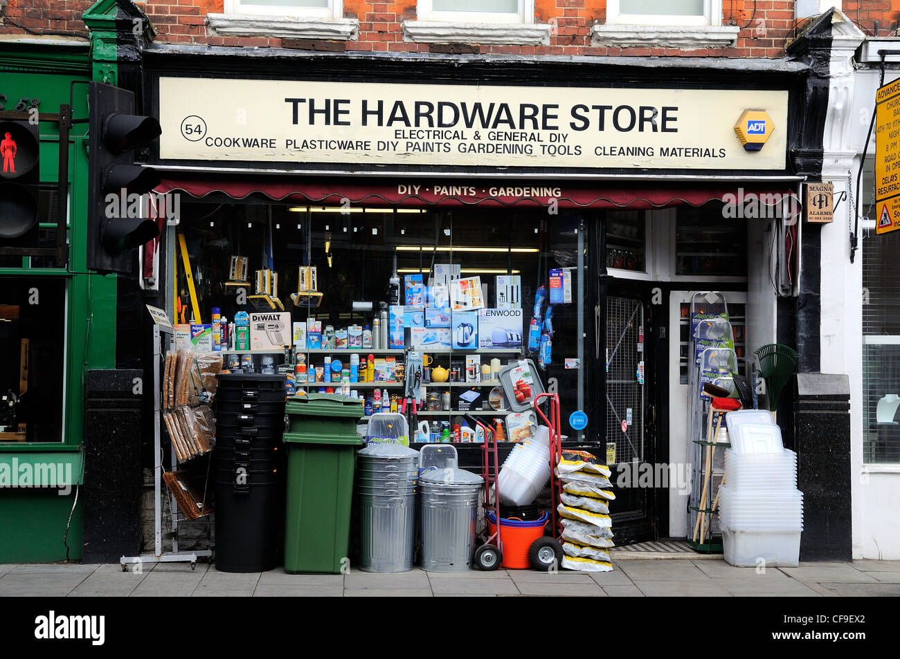 Herkömmlichen Hardware-Shop in London High Street Stockfoto