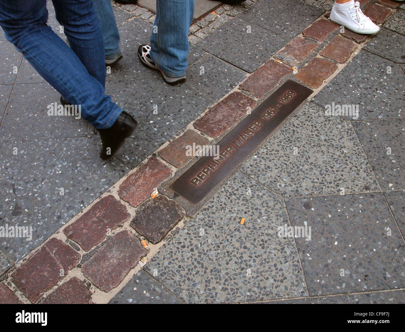 Die Trennungslinie markieren die Position der Berliner Mauer, Berlin, Deutschland Stockfoto