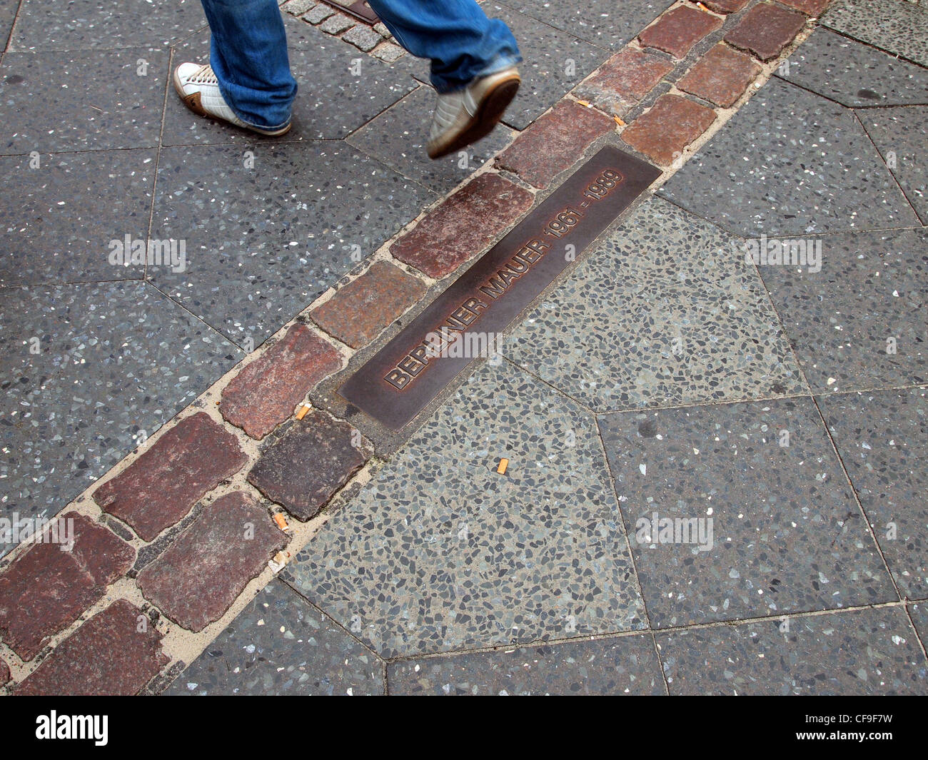 Die Trennungslinie markieren die Position der Berliner Mauer, Berlin, Deutschland Stockfoto