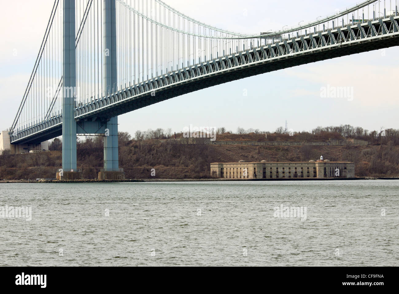 Blick auf Fort Wadsworth, eine 200 Jahre alte militärische Anlage unter der Verrazano-Brücke auf der Seite von Staten Island, New York City Stockfoto