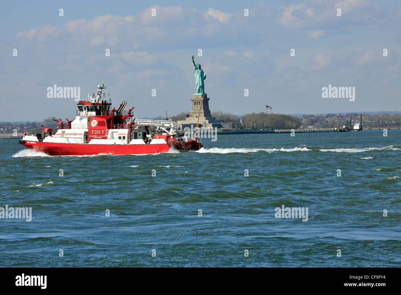 New York City Fire Department Boatpassing die Freiheitsstatue im Hafen von New York aus Red Hook Brooklyn Stockfoto