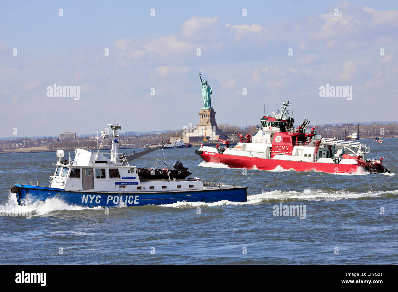 New York City Polizei und Feuerwehr Boote im Hafen von New York aus Red Hook Brooklyn Stockfoto