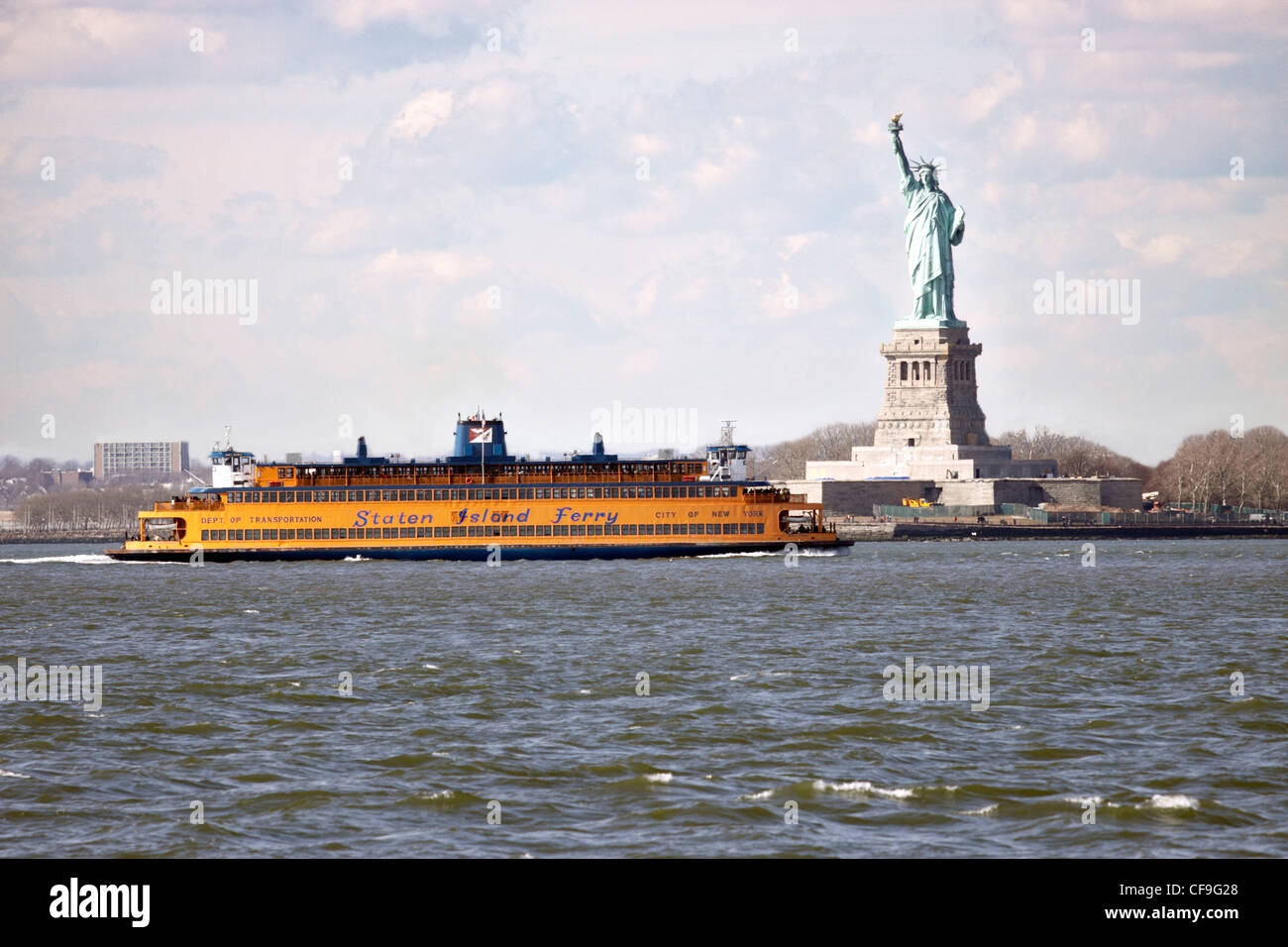 Die Staten Island Ferry geht vor der Freiheitsstatue im New Yorker Hafen von Brooklyn NY gesehen Stockfoto