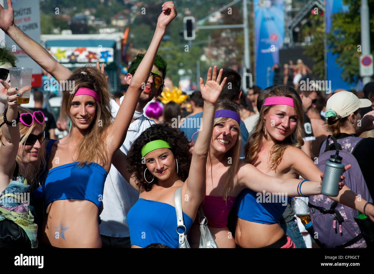 Glückliche sportliches Mädchen während der Street Parade 2011 in Zürich. Stockfoto