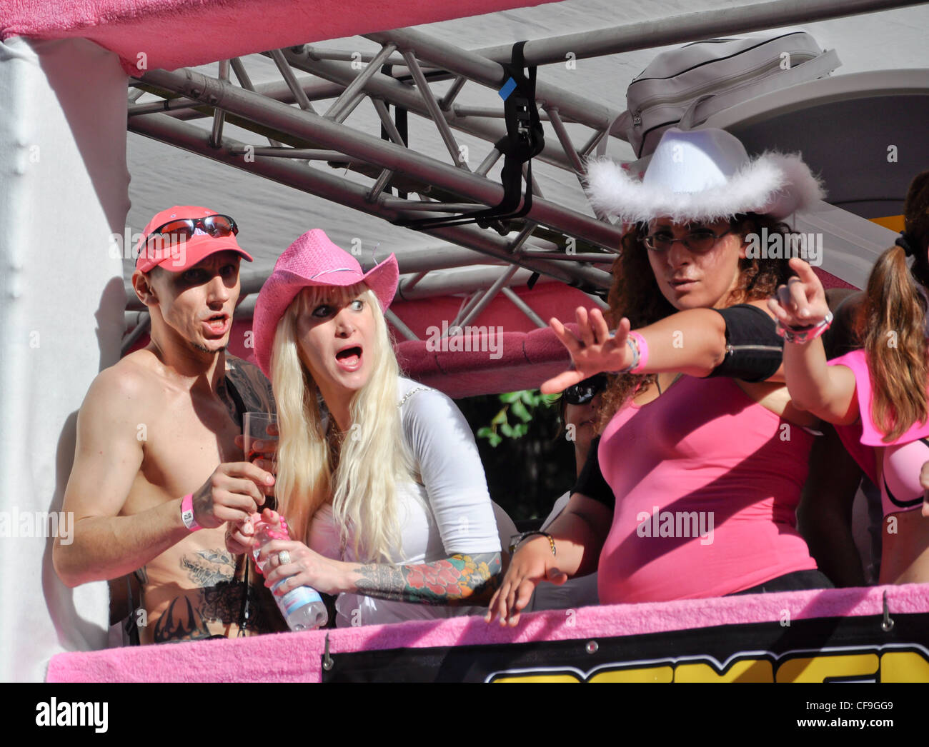 Zwei Personen mit einem überrascht Ausdruck während der Street Parade 2011 in Zürich. Stockfoto