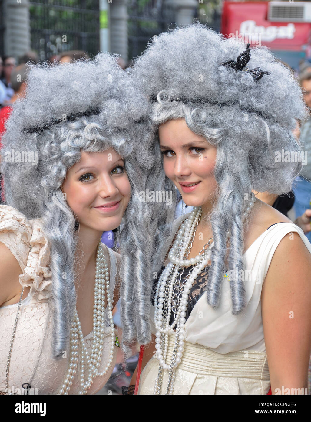 Mädchen posiert mit einer Perücke und Perlen Halskette während der Street Parade 2011 in Zürich. Stockfoto