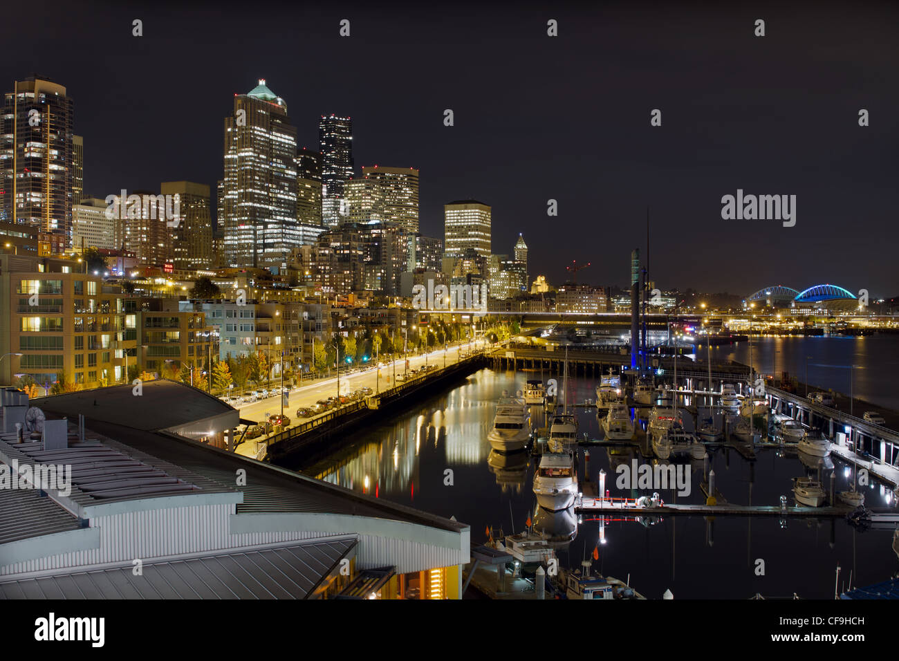 Seattle Washington Downtown Skyline Waterfront Pier Hafen Marina bei Nacht Stockfoto