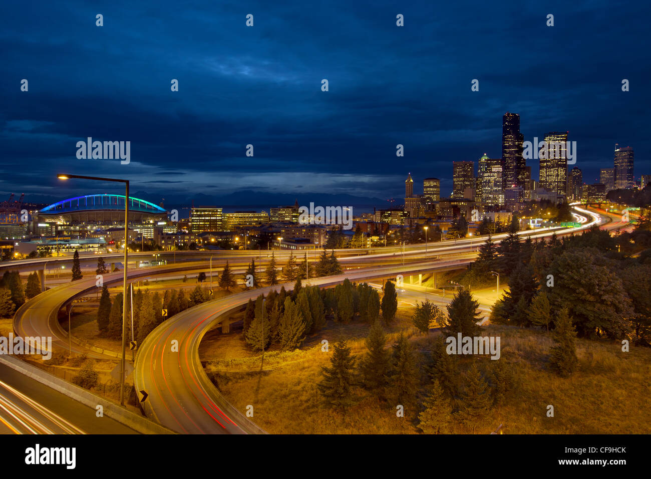 Skyline von Seattle Washington Stadt und Autobahn Licht Wege zur blauen Stunde Stockfoto