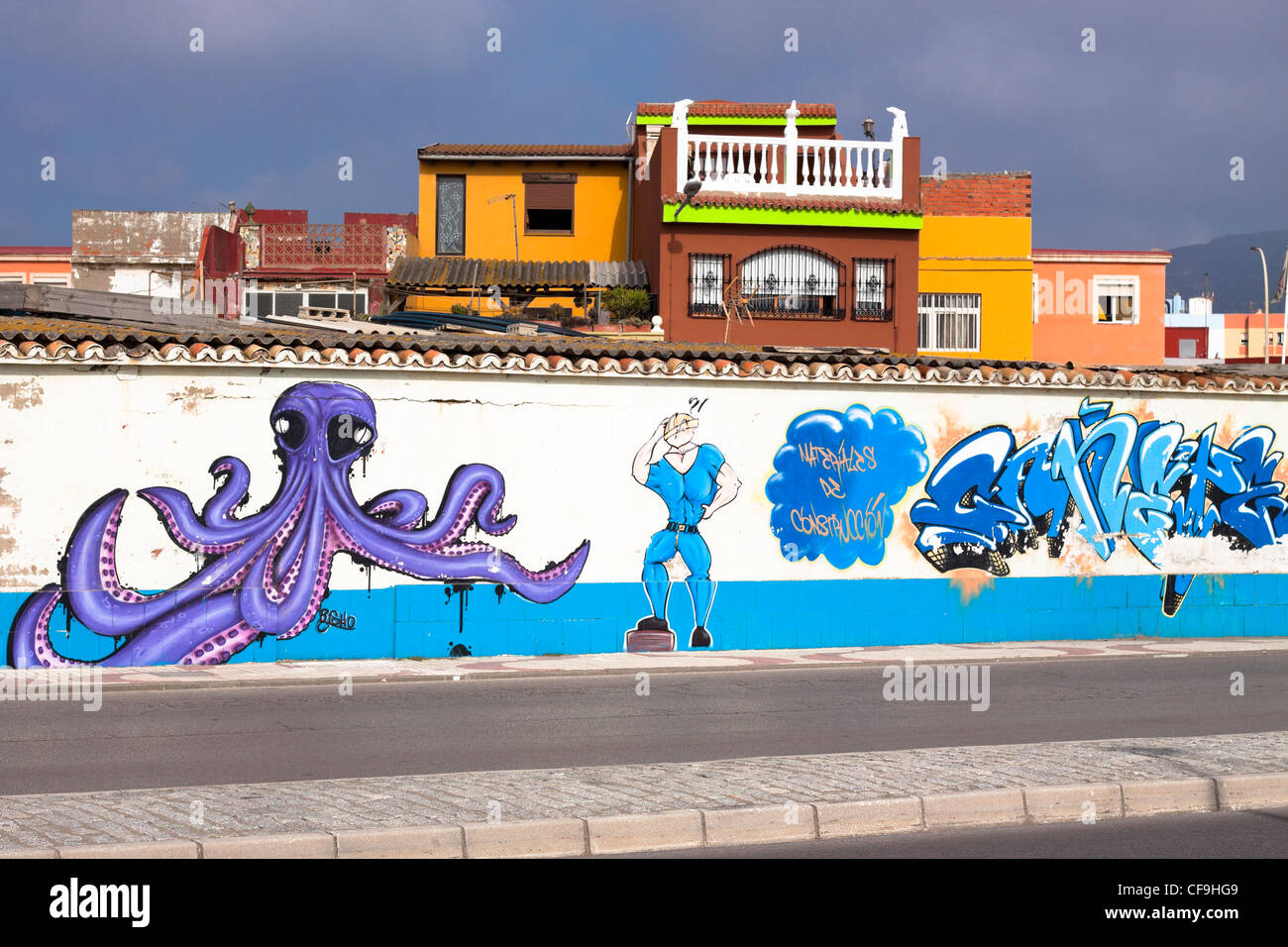 Graffiti street-Art-Kultur in Spanien. La Linea De La Concepcion, Cádiz, Andalusien, Spanien. Stockfoto