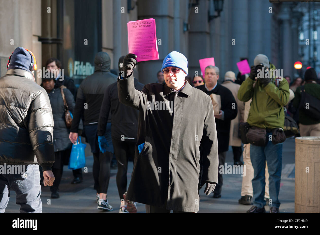 Hunderte von Freiwilligen mit symbolischen "Pink Slips" Linie Broadway in Lower Manhattan in New York Stockfoto