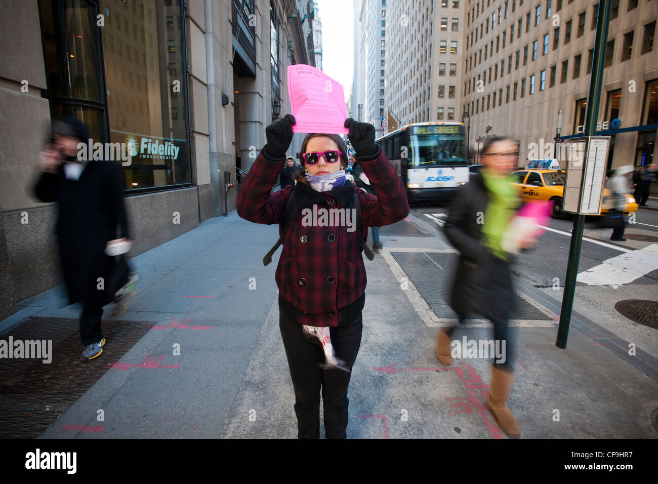 Hunderte von Freiwilligen mit symbolischen "Pink Slips" Linie Broadway in Lower Manhattan in New York Stockfoto