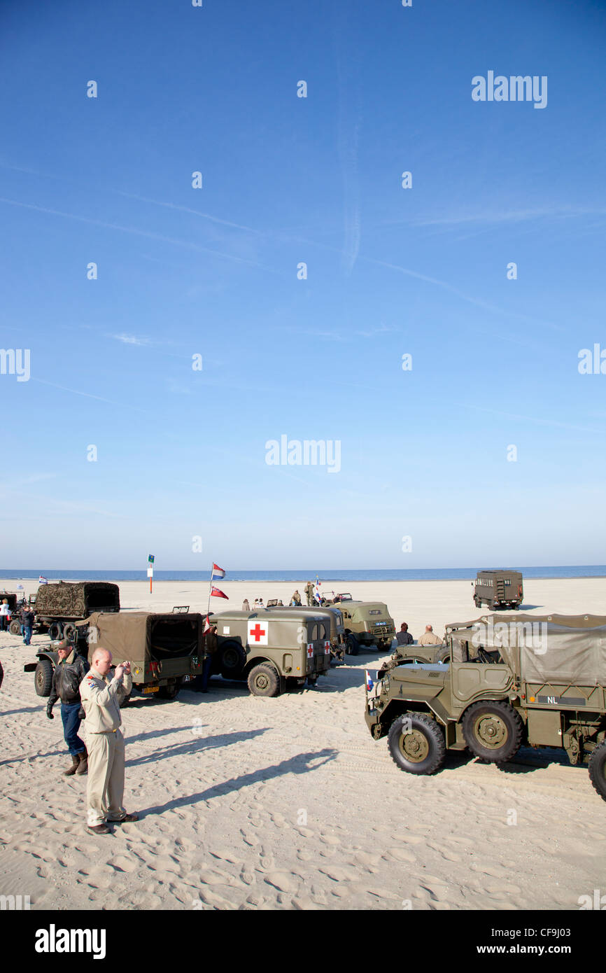 Armee LKW und Armeejeeps am Strand Stockfoto