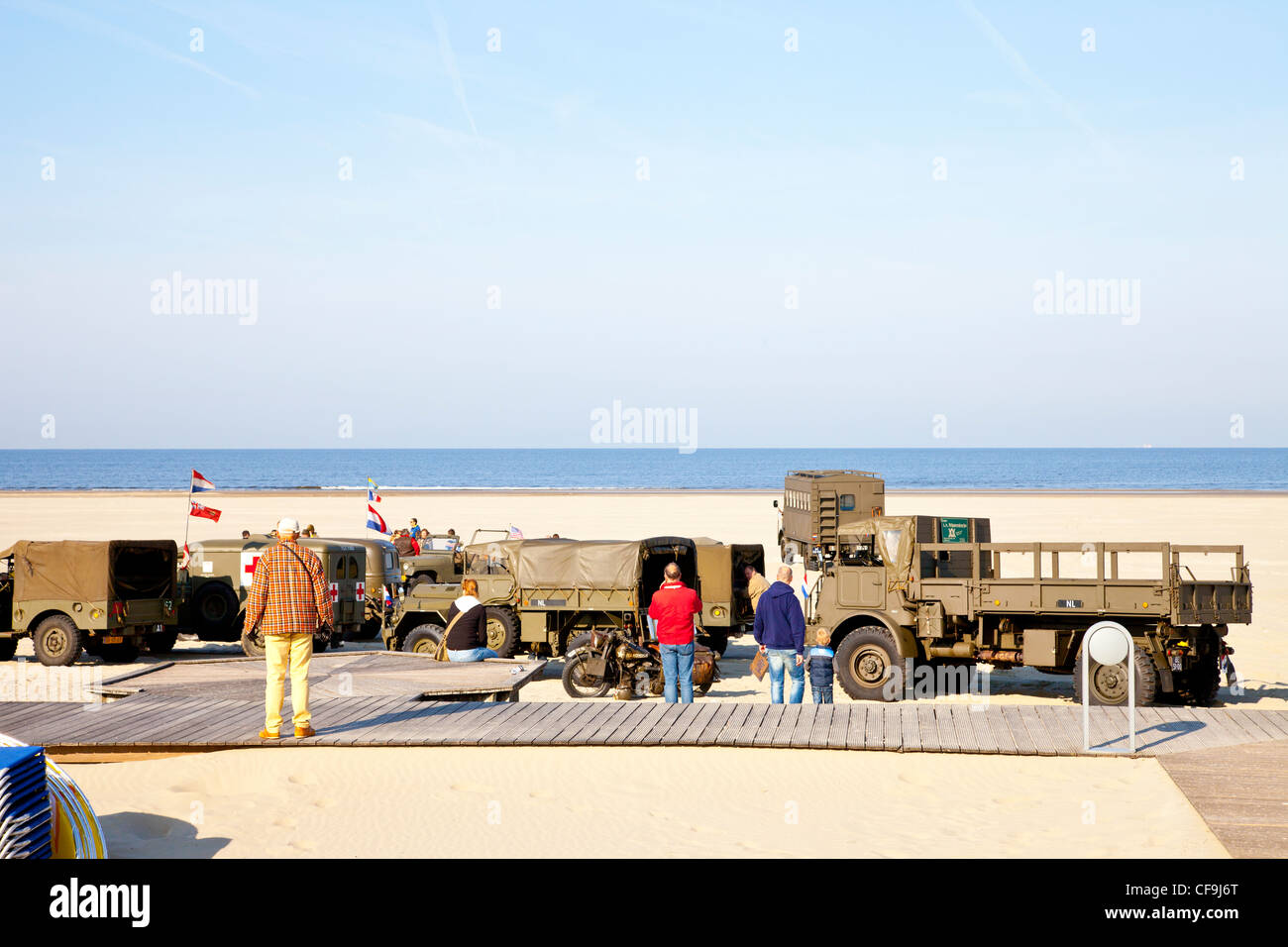 Armee LKW und Armeejeeps am Strand Stockfoto