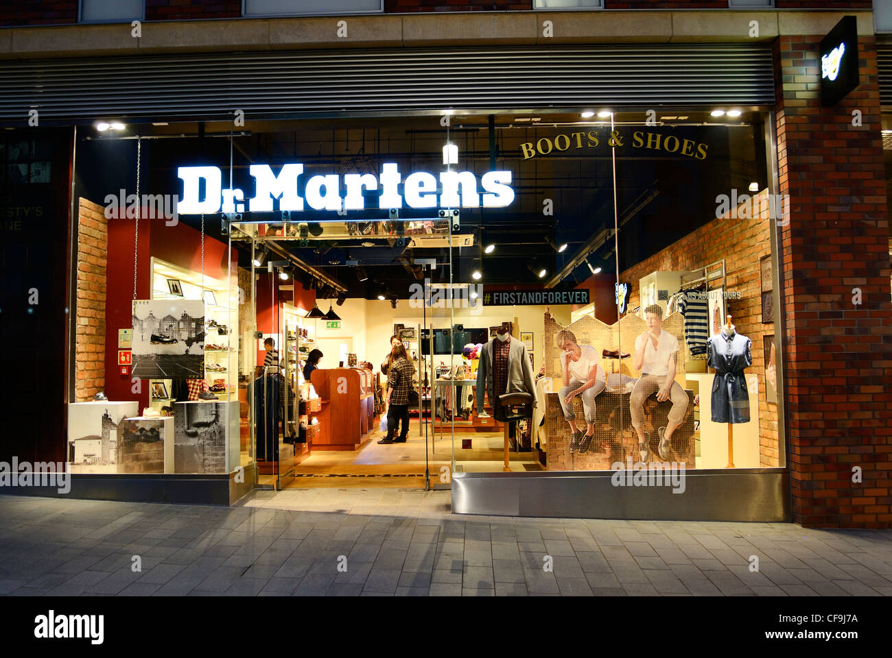 Dr Martens Store Stockfotos und -bilder Kaufen - Alamy