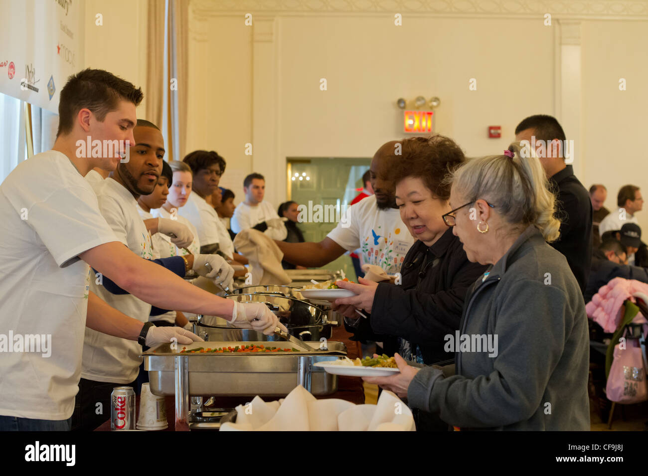 St. Franziskus von Assisi Kirche gibt den armen Obdachlosen und Arbeitsbedingungen einen Thanksgiving Dinner in Midtown in New York Stockfoto