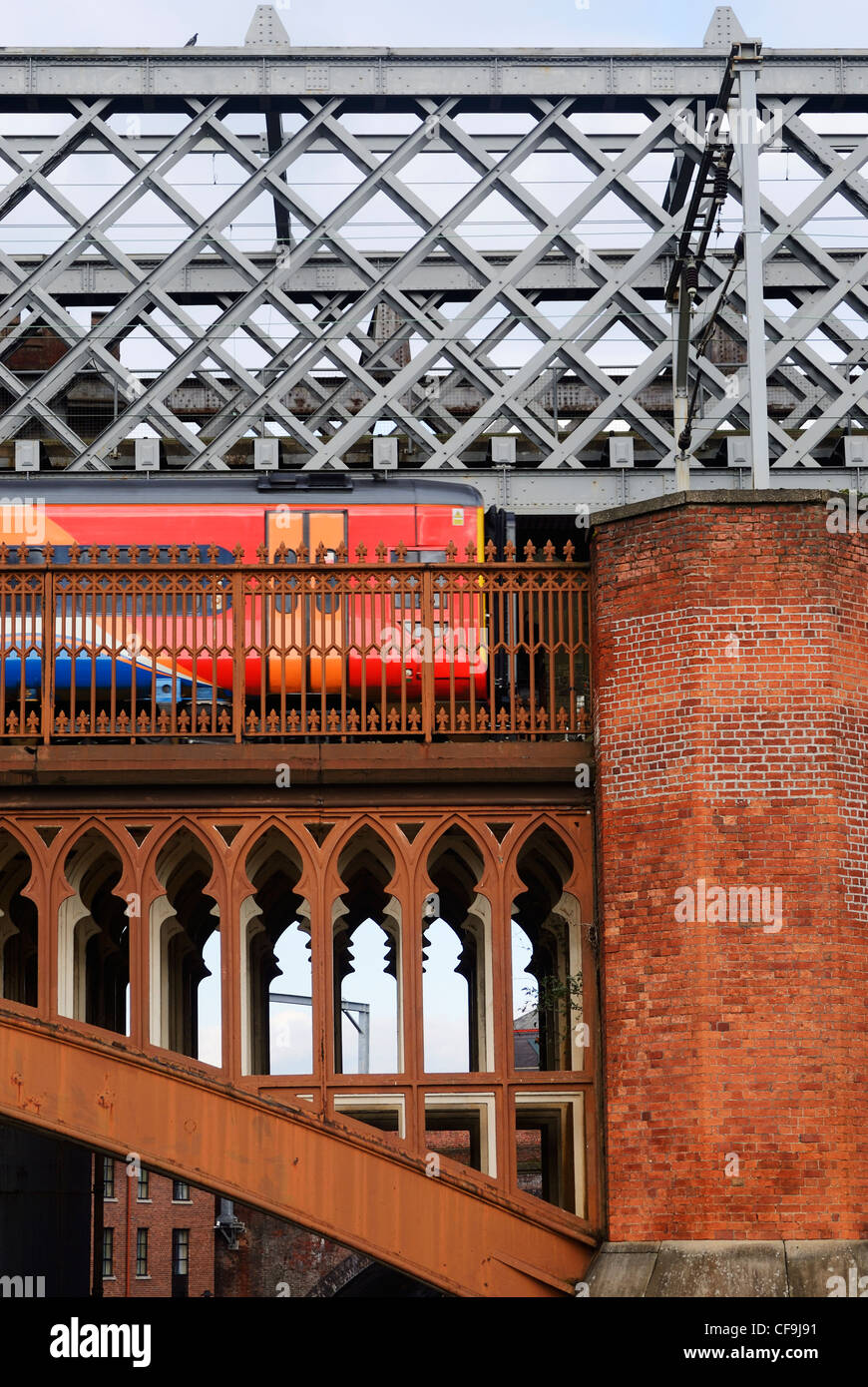 Zug vorbei über viktorianische Viadukt im Castlefields Bereich der zentralen Manchester Deansgate Bahnhof gebaut. Stockfoto