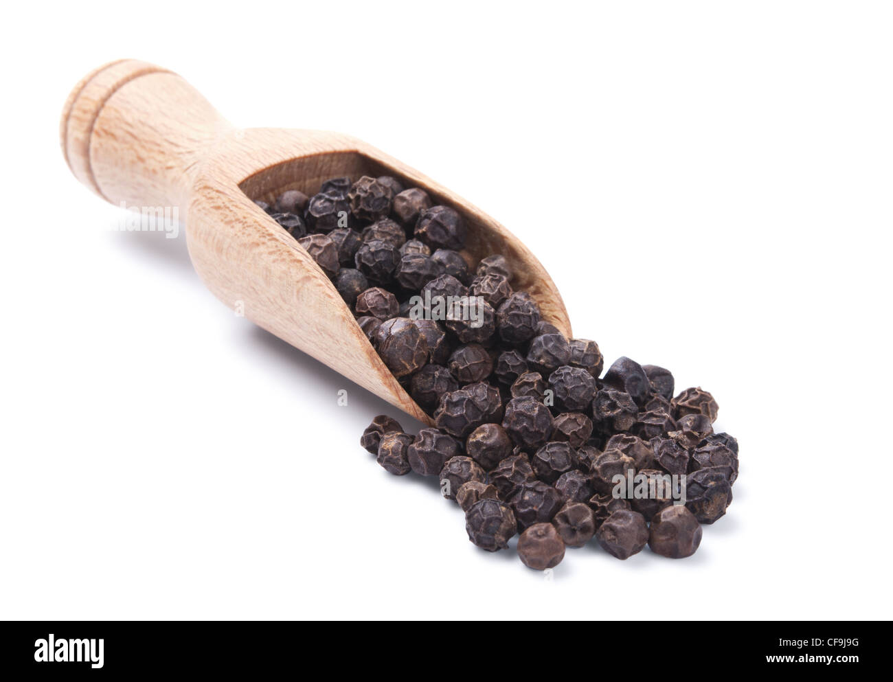 Hölzerne Schaufel mit schwarzem Pfeffer verstreut daraus Stockfoto