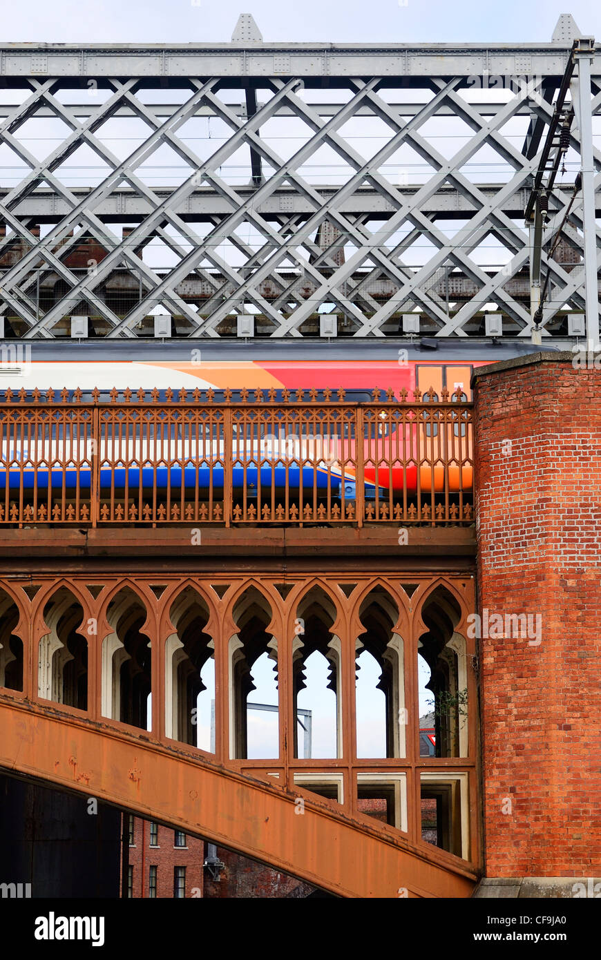 Zug vorbei über viktorianische Viadukt im Castlefields Bereich der zentralen Manchester Deansgate Bahnhof gebaut. Stockfoto
