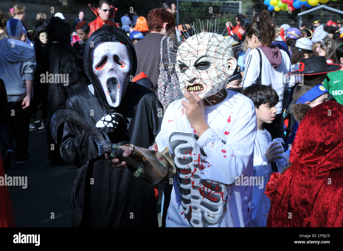 Junge Israelis feiern jüdischen Feiertag von Purim in Haifa Stockfoto