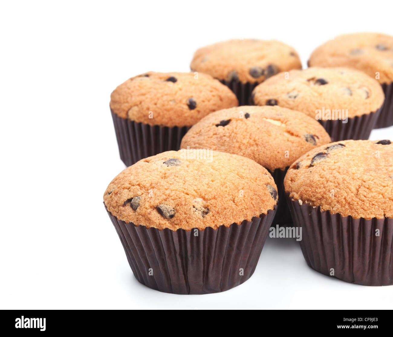 Frische chocolate Chip Muffins auf weißem Hintergrund Stockfoto
