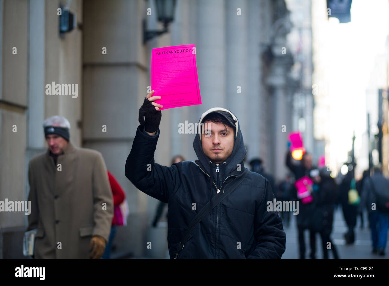 Freiwillige mit symbolischen "Pink Slips" Linie Broadway in New York um 14 Millionen Arbeitslosen aufmerksam Stockfoto