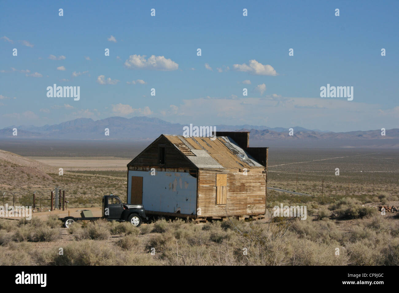 A mit Brettern vernagelt Hütte in Rhyolite, Geisterstadt, Death Valley, Nevada, USA Stockfoto