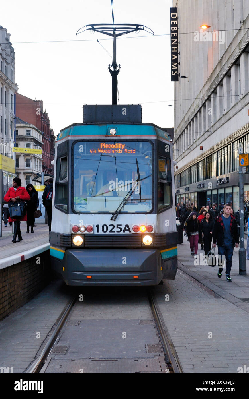 Straßenbahnen in der Nähe von Piccadilly im Zentrum von Manchester. Stockfoto