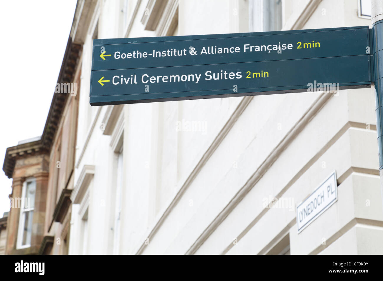 Diese Suiten für zivile Zeremonien sind dauerhaft geschlossen. Goethe-Institut, Alliance Francaise und Civil Ceremony Suite Richtungsschild, Glasgow, Schottland, Großbritannien Stockfoto