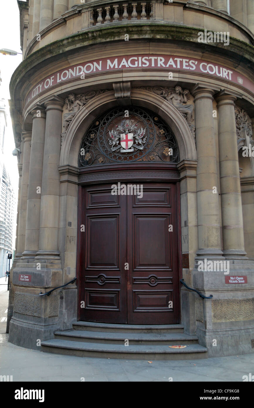 Eingangstür in der City of London Magistrates' Court in der City of London, England. Stockfoto