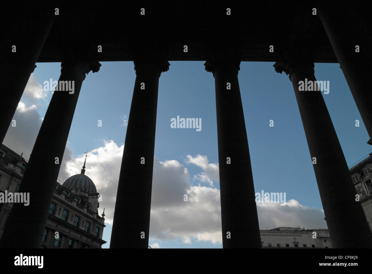 Blick durch die hohen Steinsäulen der Royal Exchange aufbauend auf Threadneedle Street, London, UK. Stockfoto