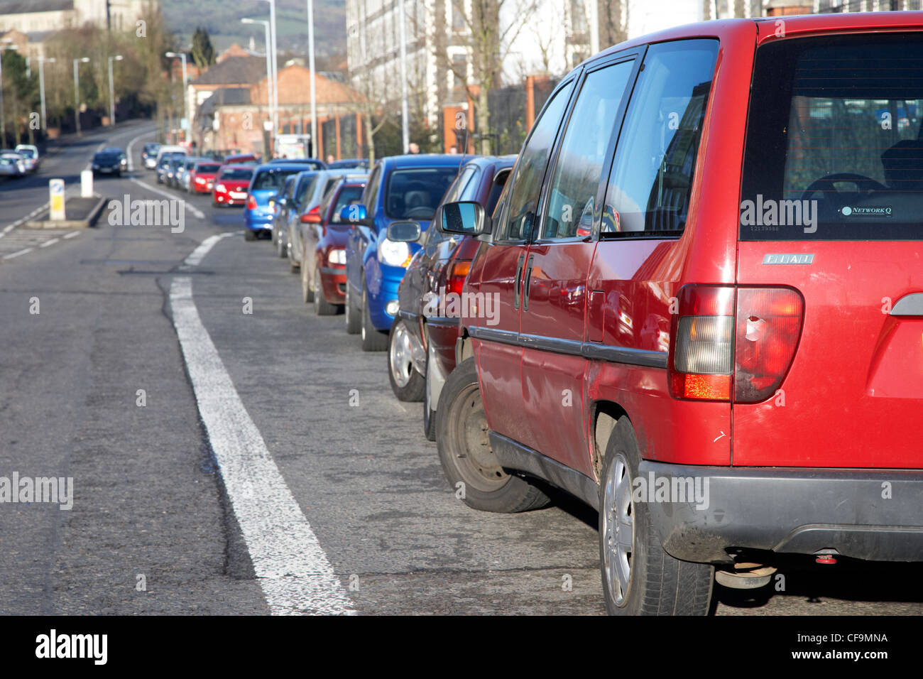 Autos parken in einer Busspur an einem belebten Sonntag Morgen an einer Hauptstraße in Belfast Nordirland Vereinigtes Königreich Stockfoto