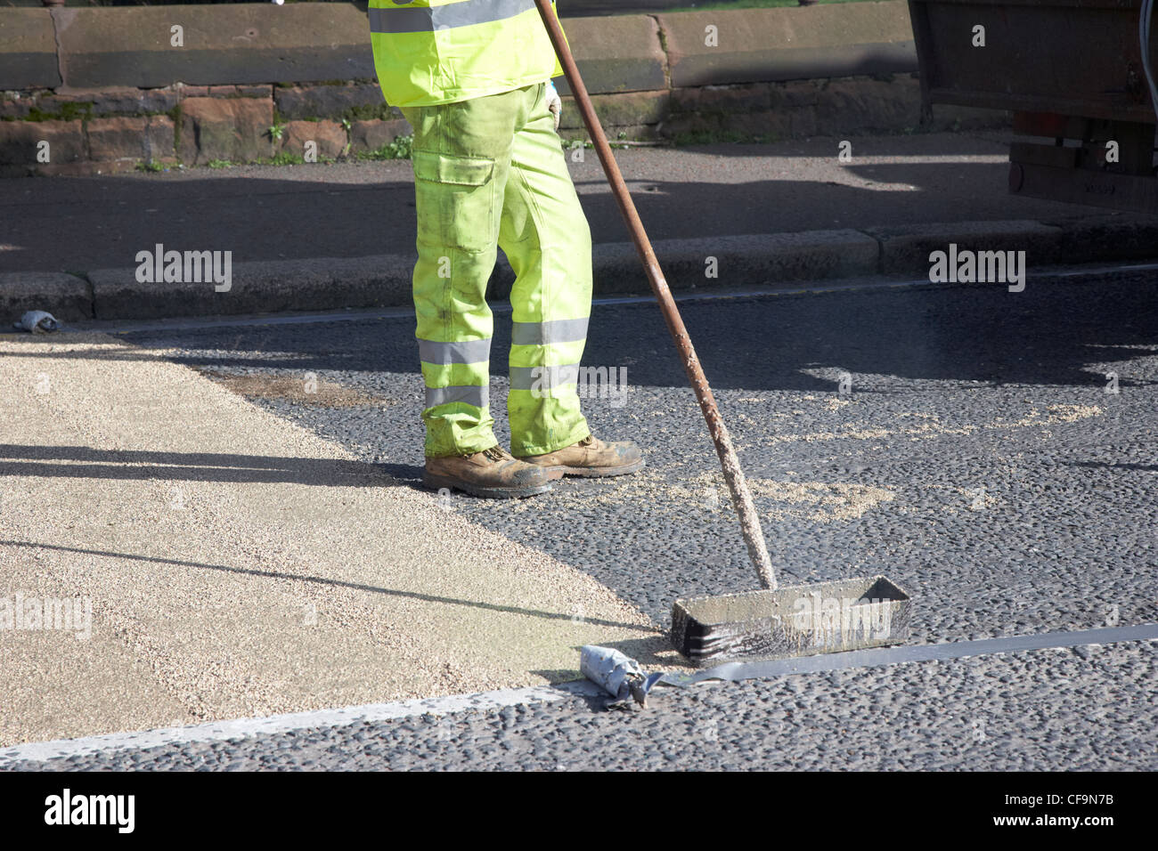 Arbeiter installieren heißen angewandte hohe Reibung Straßenbelag Belfast Nordirland Vereinigtes Königreich Stockfoto