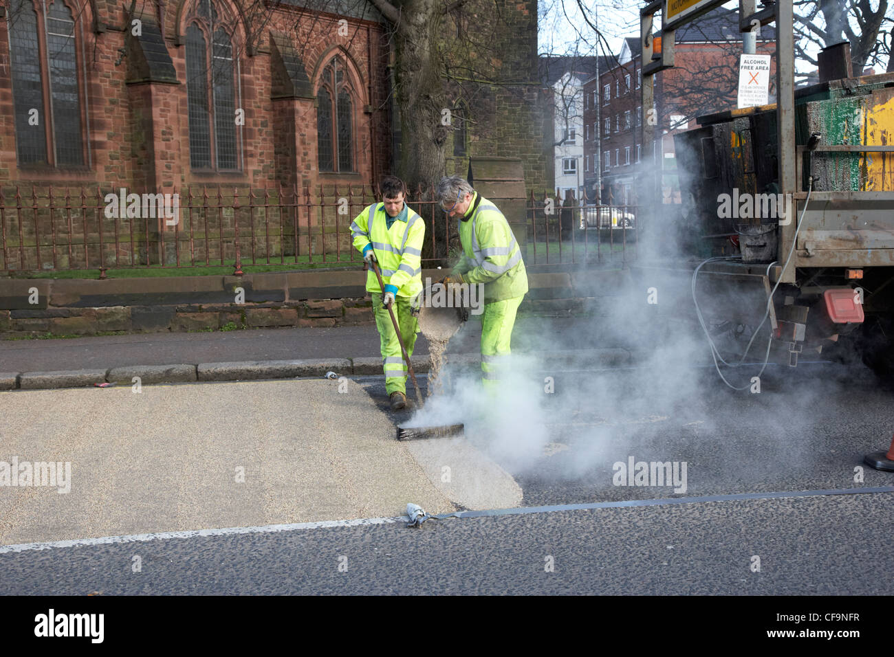 Arbeiter installieren heißen angewandte hohe Reibung Straßenbelag Belfast Nordirland Vereinigtes Königreich Stockfoto