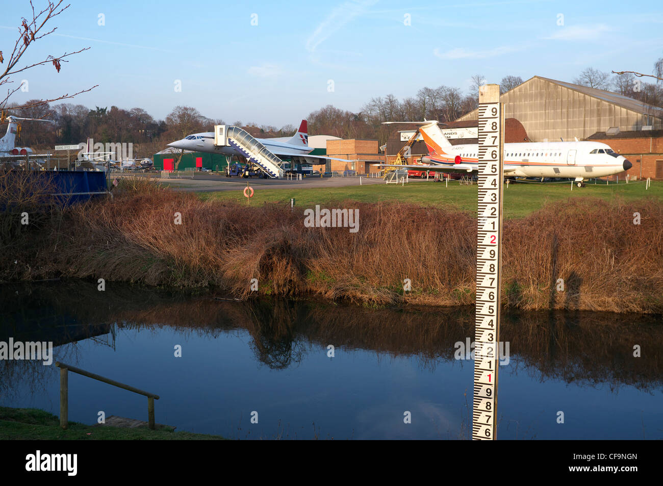 Brooklands Motor Museum aus über den Fluss, die Concorde und eine BAC 1'11 Flugzeug zeigen. Stockfoto