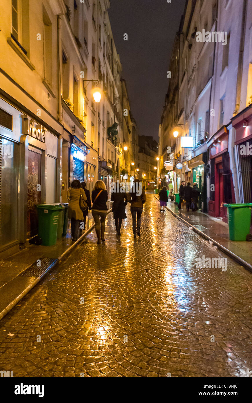 Paris, Frankreich, gepflasterten Stone Street Szene, Nacht, Regen, in Montorgeuil Bezirk Stockfoto