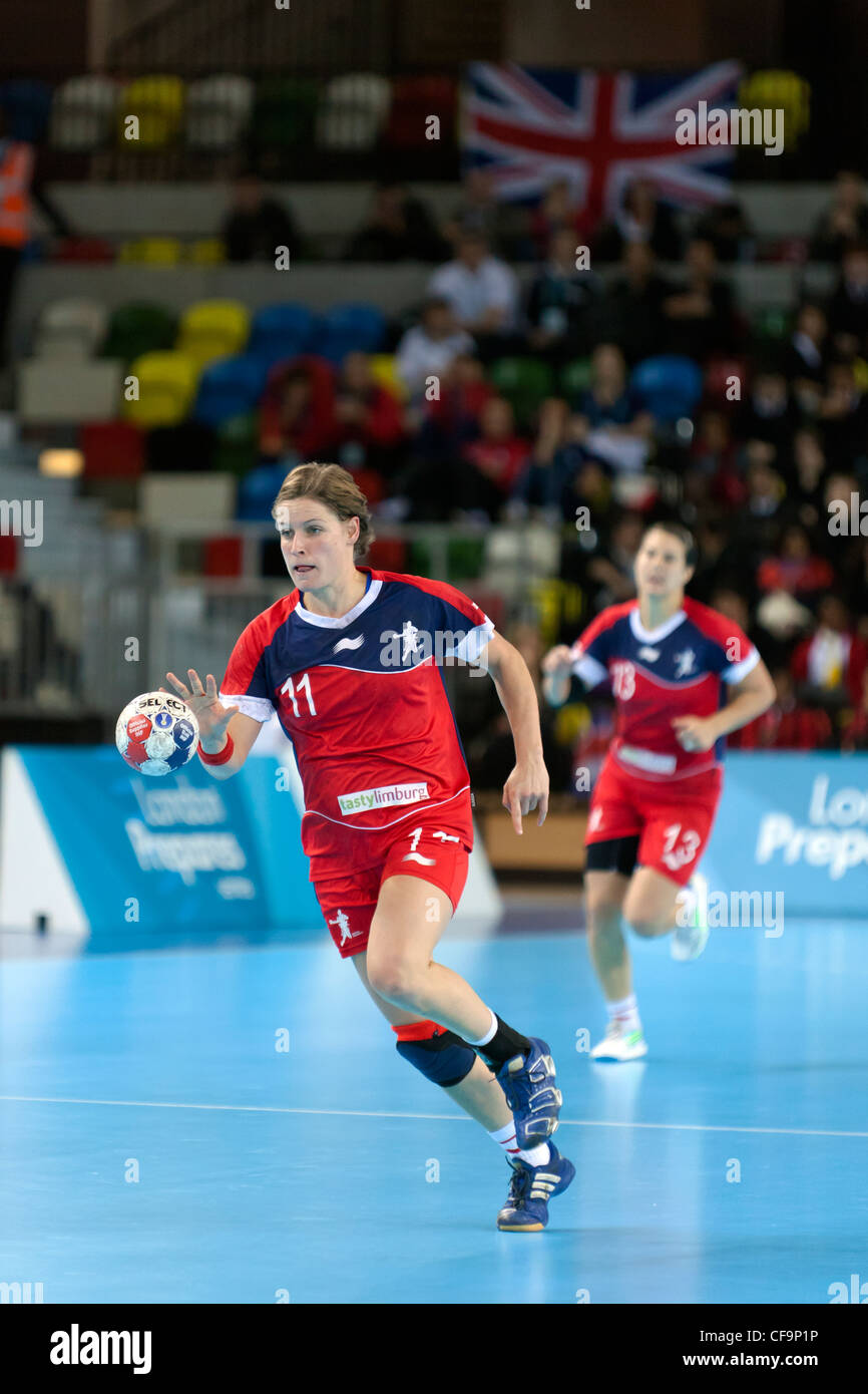 Lyn BYL (Nr. 11 - GBR) & Yvonne LEUTHOLD (Nr. 13 - GBR), Österreich gegen Großbritannien London Handball Cup, Olympic Park in London Stockfoto